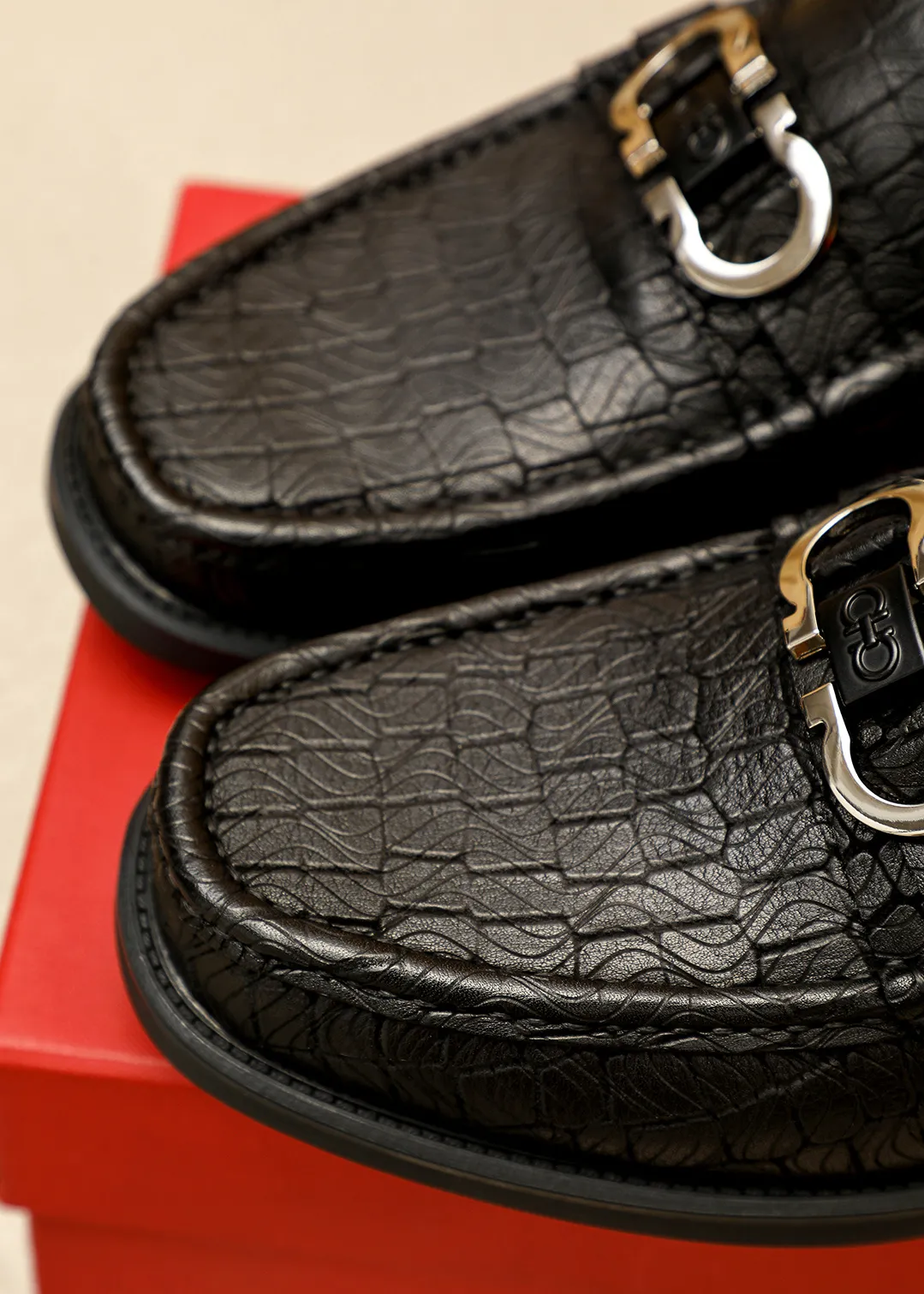 Men's shoes 💰520 💐 Product trademark: Ferragamo "Ferragamo" casual leather shoes Regular size: 38-44 (45.46🉑️customized) Product materials: Selected imported first-layer calfskin embossed upper + original hardware buckle, imported water-dyed cow leather lining. Strong three-dimensional visual effect, original outsole color: 1⃣️color optional